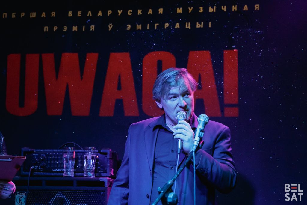 Сяргей Пукст атрымлівае ўзнагароду першай беларускай музычнай прэміі ў эміграцыі «Uwaga!», якая прайшла ў варшаўскім клубе «Scena Chmielna». Варшава, Польшча. 13 красавіка 2024 года. (Фота: Белсат)