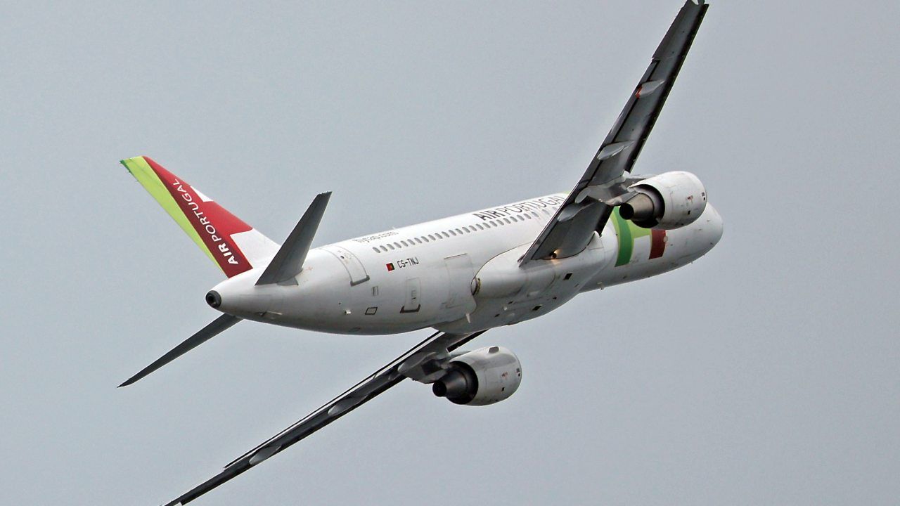 Pożar na pokładzie samolotu. Pilot natychmiast przerwał manewr