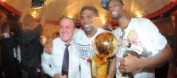 Od lewej: Pat Riley, Udonis Haslem, Chris Bosh (fot. Getty Images)
