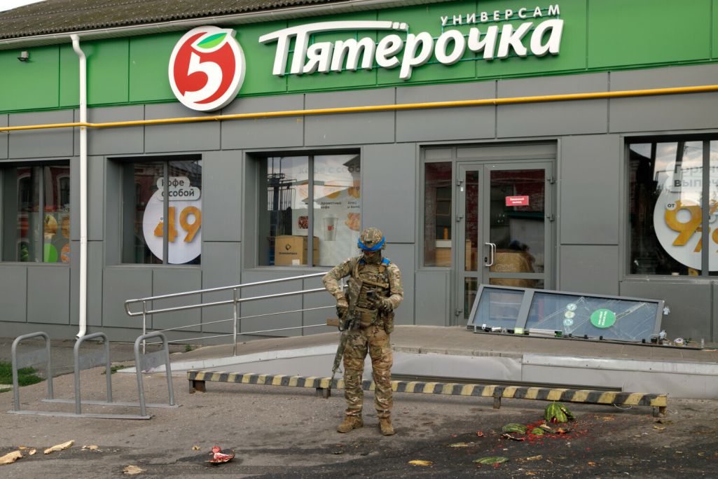 Украінскі вайсковец стаіць каля супермаркету, пашкоджанага ў выніку баявых дзеянняў у Суджы, Курская вобласць, Расея. 16 жніўня 2024 года. Фота: Ukrinform / East News