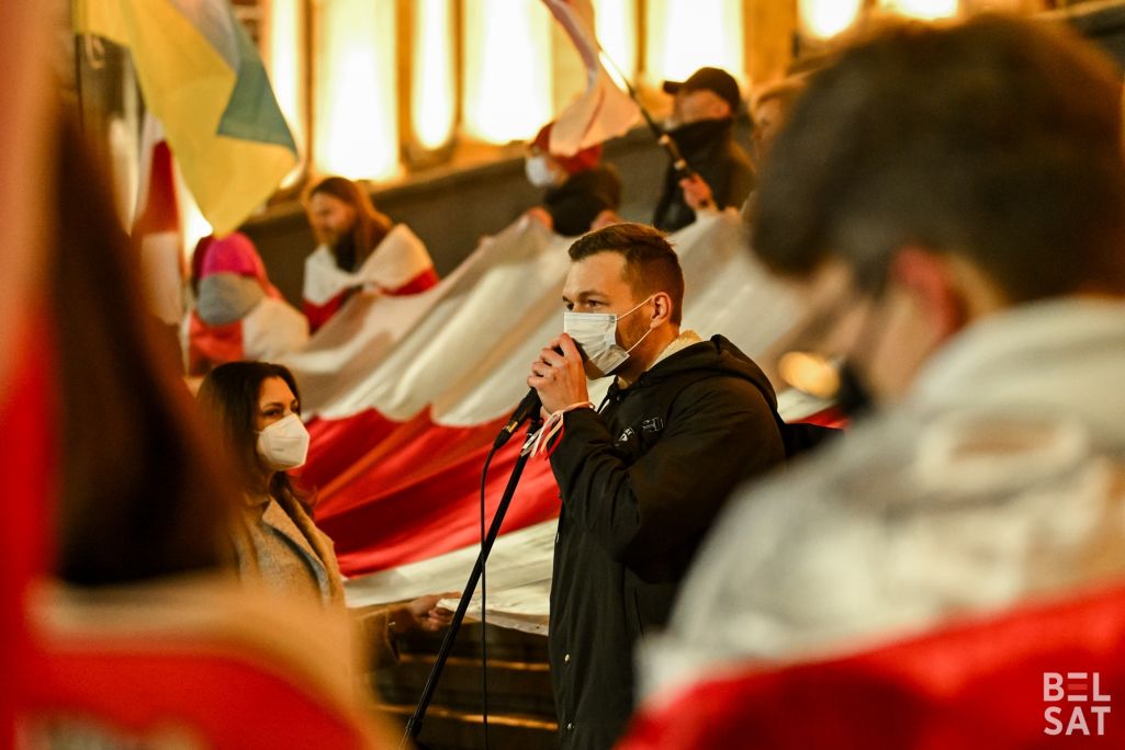Святкаванне Дня Волі ў Тбілісі. Беларусы сабраліся на акцыю да 106-годдзя БНР на плошчы перад будынкам парламенту. Тбілісі, Грузія. 24 сакавіка 2024 года. (Фота: Белсат)