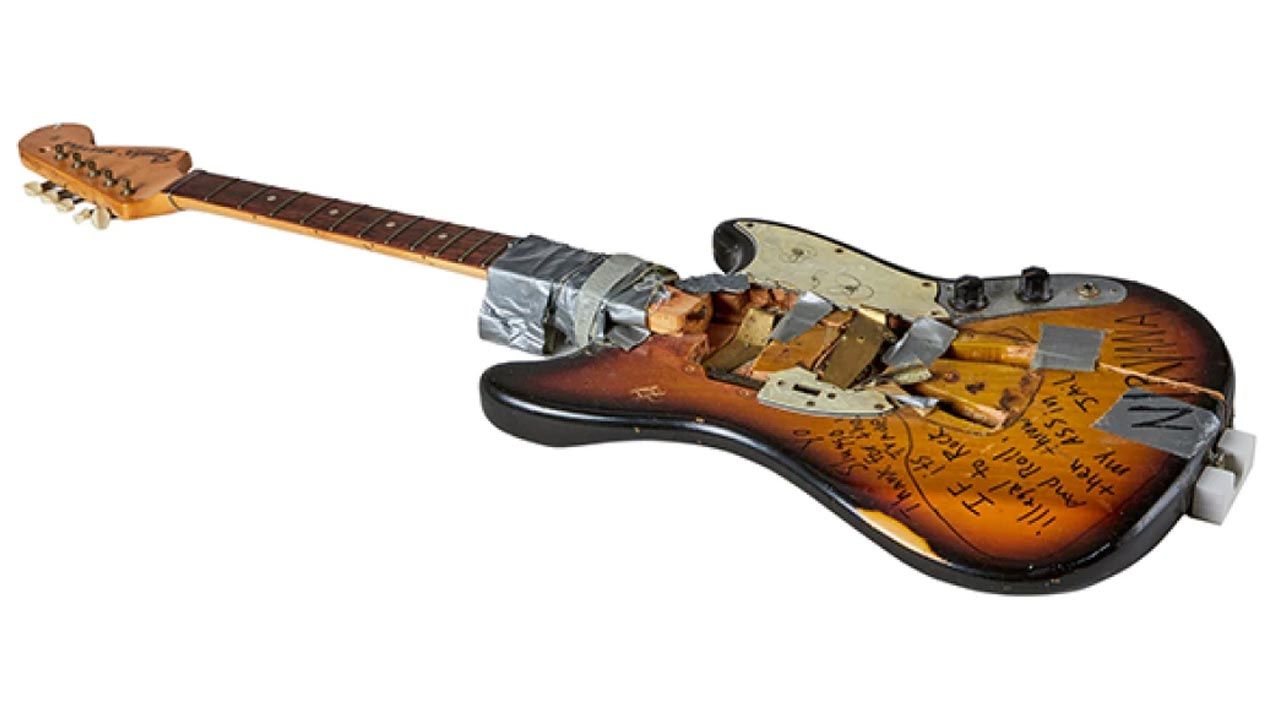 Roztrzaskana gitara Kurta Cobaina została sprzedana na aukcji za 486 tysięcy dolarów (fot. Courtesy of Julien's Auctions)