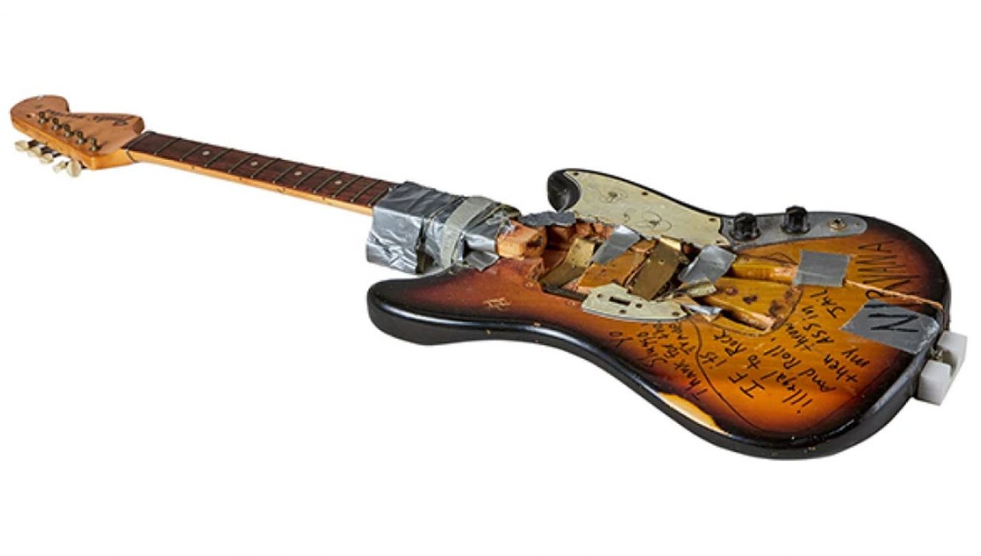 Roztrzaskana gitara Kurta Cobaina została sprzedana na aukcji za 486 tysięcy dolarów (fot. Courtesy of Julien's Auctions)