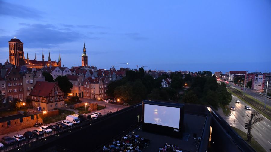 Kino plenerowe na dachu Gdańskiego teatru Szekspirowskiego (fot. Adam Warżawa / PAP)