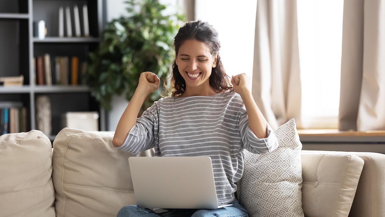 Loteria Narodowego Programu Szczepień jest jedną z form zachęty do szczepienia przeciw COVID–19 (fot. Shutterstock/fizkes, zdjęcie ilustracyjne) Loteria Narodowego Programu Szczepień jest jedną z form zachęty do szczepienia przeciw COVID–19 (fot. Shutterstock/fizkes, zdjęcie ilustracyjne)