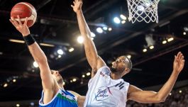 Alade Aminu (P) z toruńskiej drużyny w ligowym meczu z Anwilem (fot. PAP / Tytus Żmijewski)