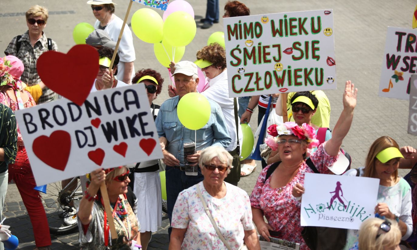 „Jak wino – im starsi, tym lepsi”; parada seniorów w Warszawie