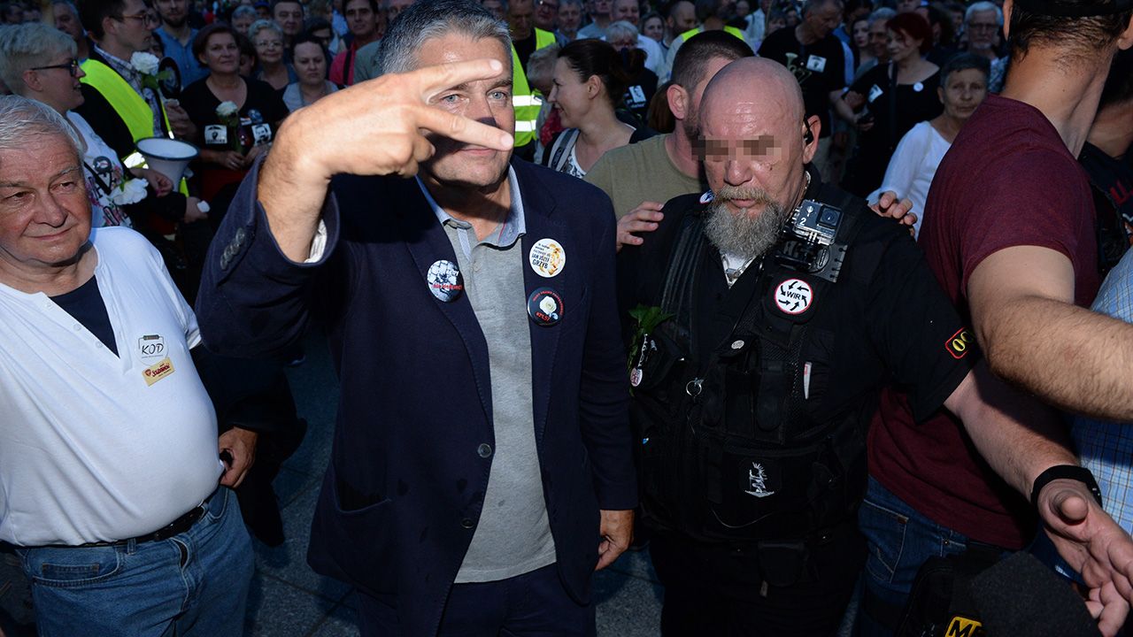 Uczestnicy kontrmanifestacji wobec obchodów miesięcznicy smoleńskiej - wśród nich lider KOD Krzysztof Łoziński (L), były opozycjonista Władysław Frasyniuk (C) i Franciszek J. „Farmazon” (P) (fot. arch.PAP/Jacek Turczyk) Uczestnicy kontrmanifestacji wobec obchodów miesięcznicy smoleńskiej - wśród nich lider KOD Krzysztof Łoziński (L), były opozycjonista Władysław Frasyniuk (C) i Franciszek J. „Farmazon” (P) (fot. arch.PAP/Jacek Turczyk)