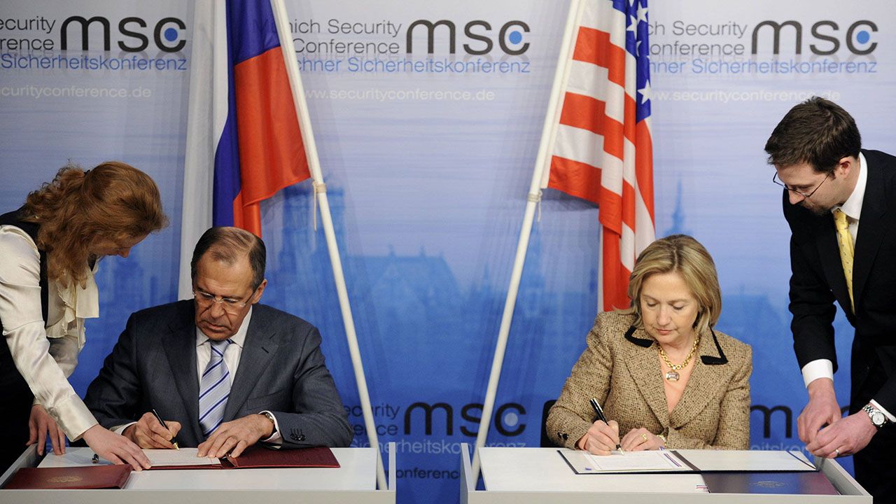 Szefowie MSZ USA Hillary Clinton i Rosji Siergiej Ławrow podpisują nowy traktat START 6 lutego 2011 r. (fot. arch.PAP/DPA) Szefowie MSZ USA Hillary Clinton i Rosji Siergiej Ławrow podpisują nowy traktat START 6 lutego 2011 r. (fot. arch.PAP/DPA)