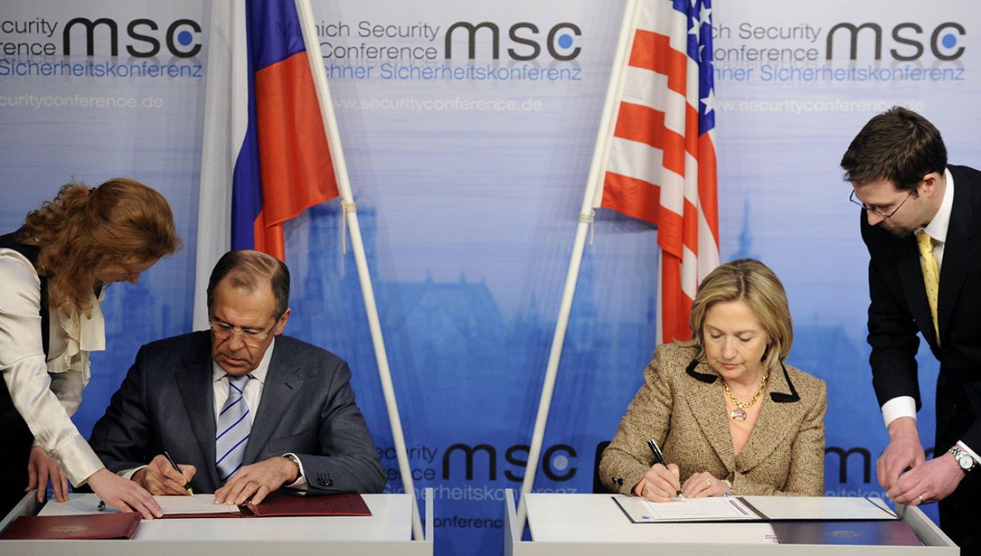 Szefowie MSZ USA Hillary Clinton i Rosji Siergiej Ławrow podpisują nowy traktat START 6 lutego 2011 r. (fot. arch.PAP/DPA)