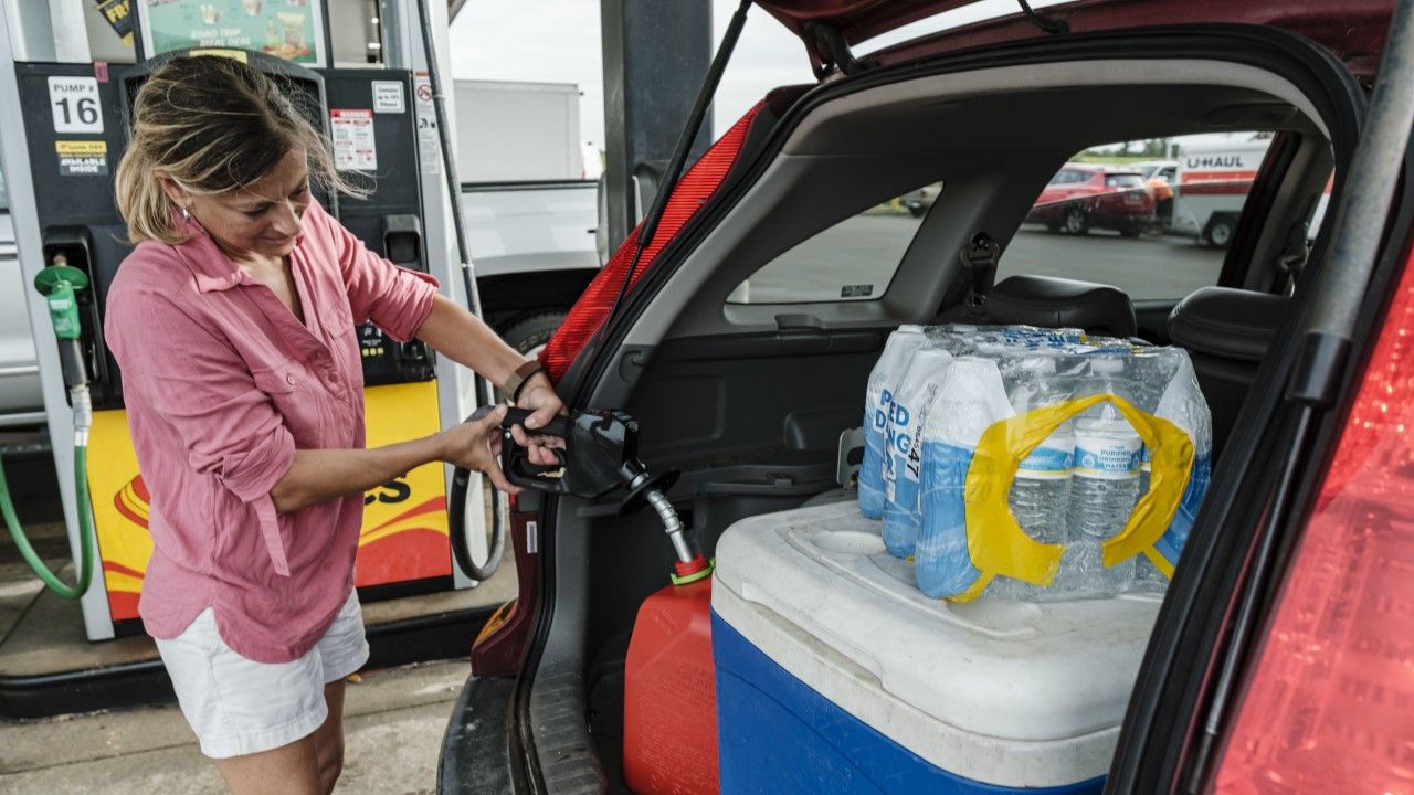 Mieszkanka Luizjany na stacji benzynowej tankuje zapas paliwa (fot. PAP/EPA/DAN ANDERSON)