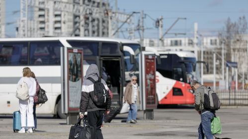 Туристы с чемоданами на автовокзале «Варшава Западная». Варшава, Польша. 29 марта 2024 года. Снимок имеет иллюстративный характер. Фото: Белсат