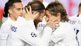 Luka Modrić (z prawej) zostaje w Madrycie na kolejny sezon (fot. Getty).
