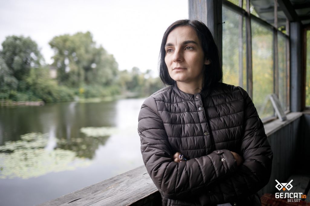Беларуска Алена Жаркевіч каля свайго дому-хостэлу, дзе знайшлі прытулак многія ўцекачы з Беларусі. Кіеў, Украіна. 21 верасня 2021 года. (Фота: Белсат)