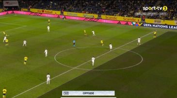 Polscy sędziowie wideo narysowali linię "spalonego" Isaka w momencie podania piłki do Gyokeresa... (fot. Sport Tv 3)