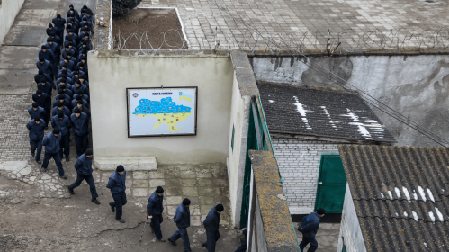 Российские военнопленные в специально оборудованном лагере во Львовской области, Украина. Фото: Стас Юрченко / Ґрати