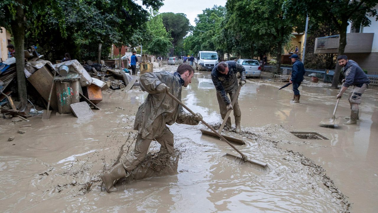 W Faenzy trwa wielkie sprzątanie po powodzi stulecia (fot. PAP/EPA/FABRIZIO ZANI)