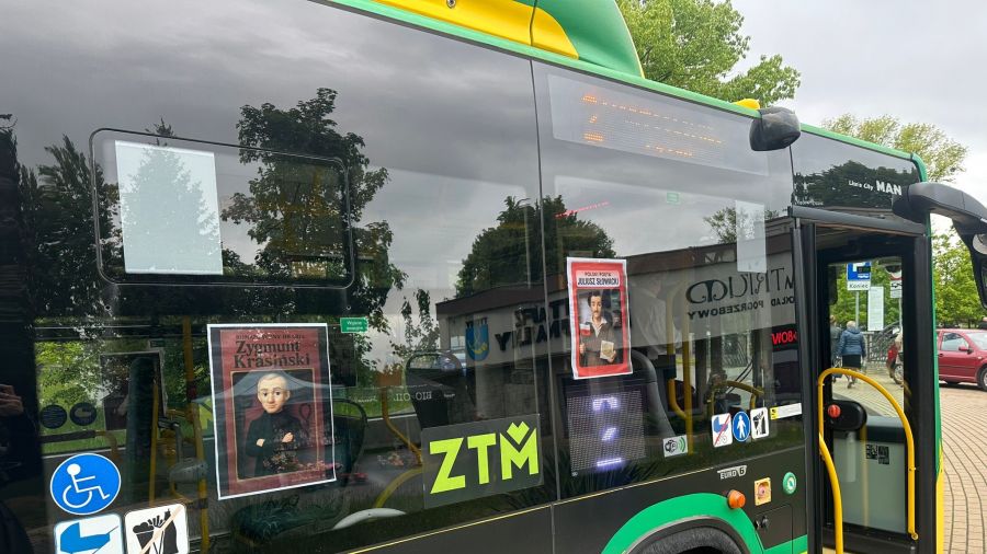 Za grafiki są odpowiedzialni uczniowie SP 37 w Tychach. Fot. TVP3 Katowice