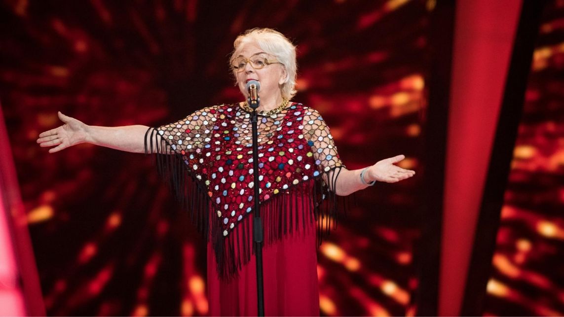 Emanuela Nowak śpiewa „Tango kat” Ireny Kwiatkowskiej w programie „The Voice Senior”, w którym wygłosiła również zabawny monolog.