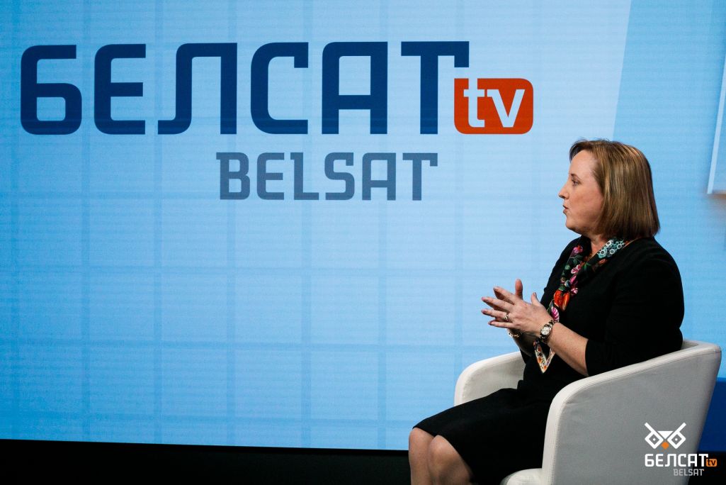 Джули Фишер, посол США в Беларуси, студия «Белсата» (Фота: ВО / Белсат)