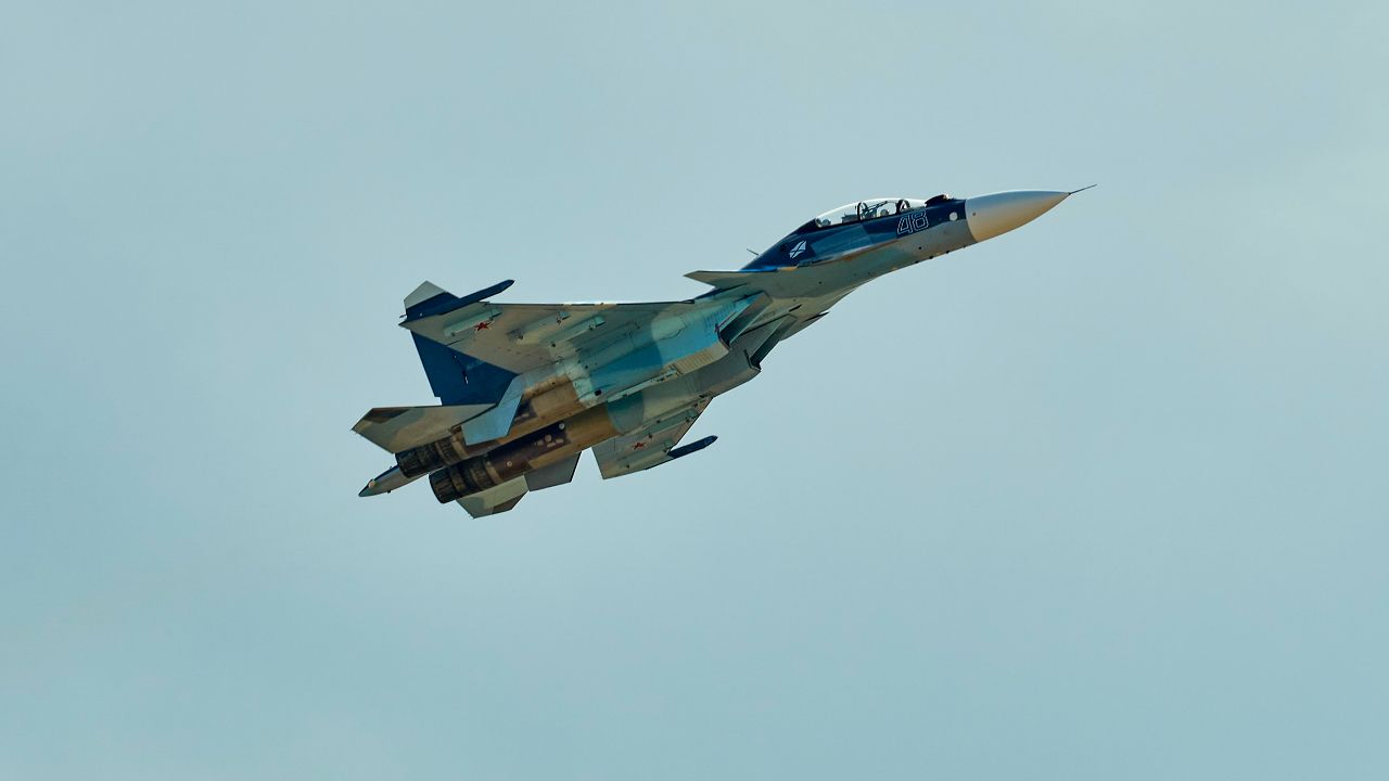 Kosztowna wpadka rosyjskiej armii. W trakcie nalotu ukraińskich dron&oacute;w na okupowany Krym armia Putina zestrzeliła własny myśliwiec Su-30SM &ndash; podają ukraińskie i niezależne rosyjskie...
