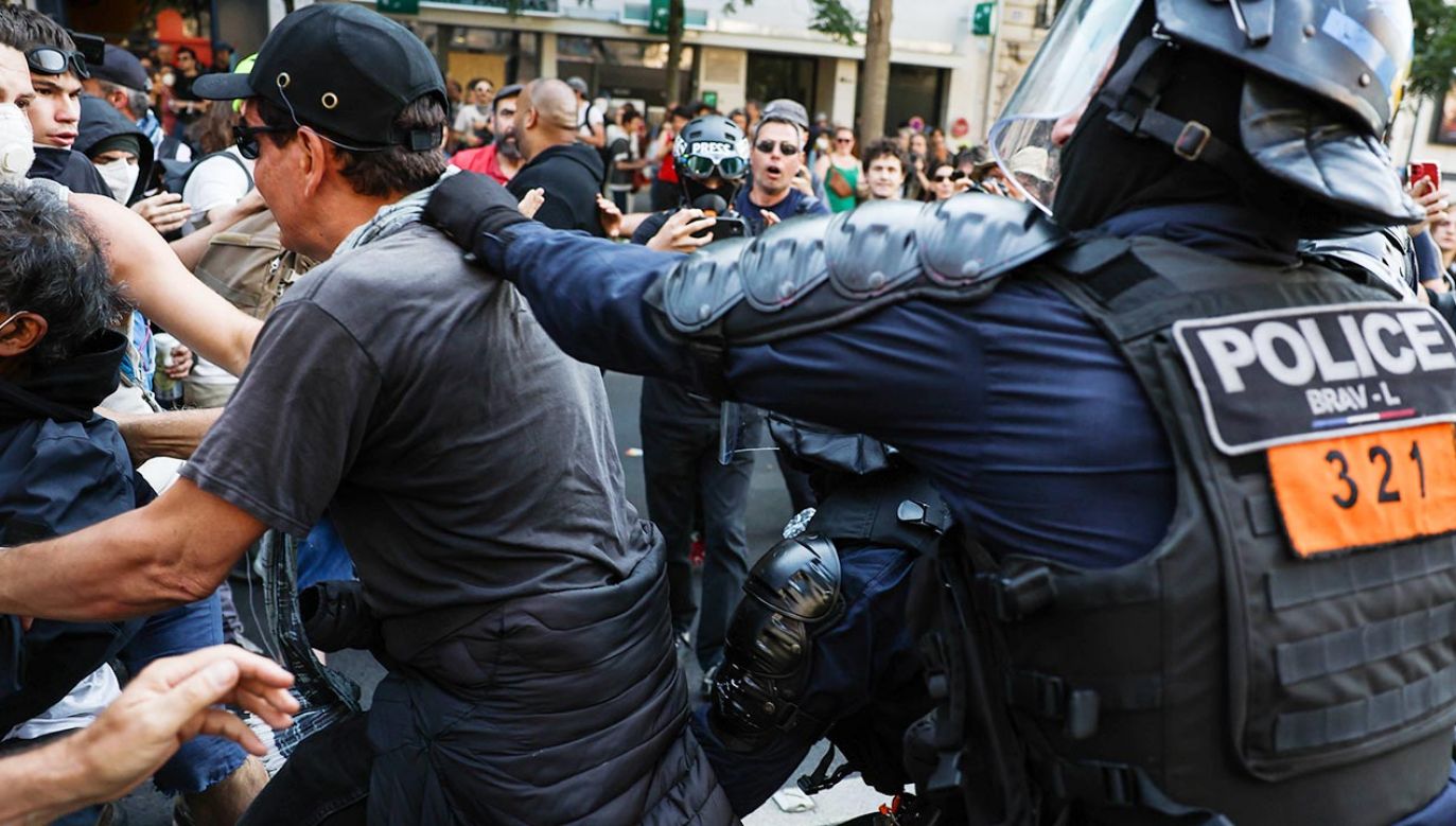 Zdaniem komentatorów obalenie francuskiego rządu wydaje się jednak mało prawdopodobne  (fot.  Ibrahim Ezzat/Anadolu Agency via Getty Images)