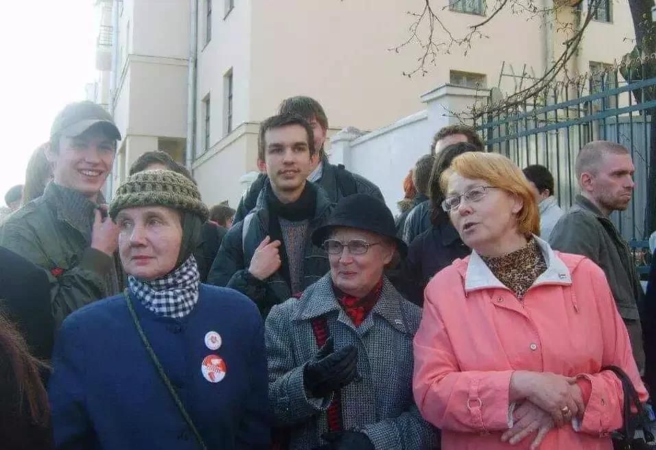 Лета Юстыновіч (злева) з Нінай Багінскай на адной з акцыяў у Менску. (Фота: Наша Ніва)