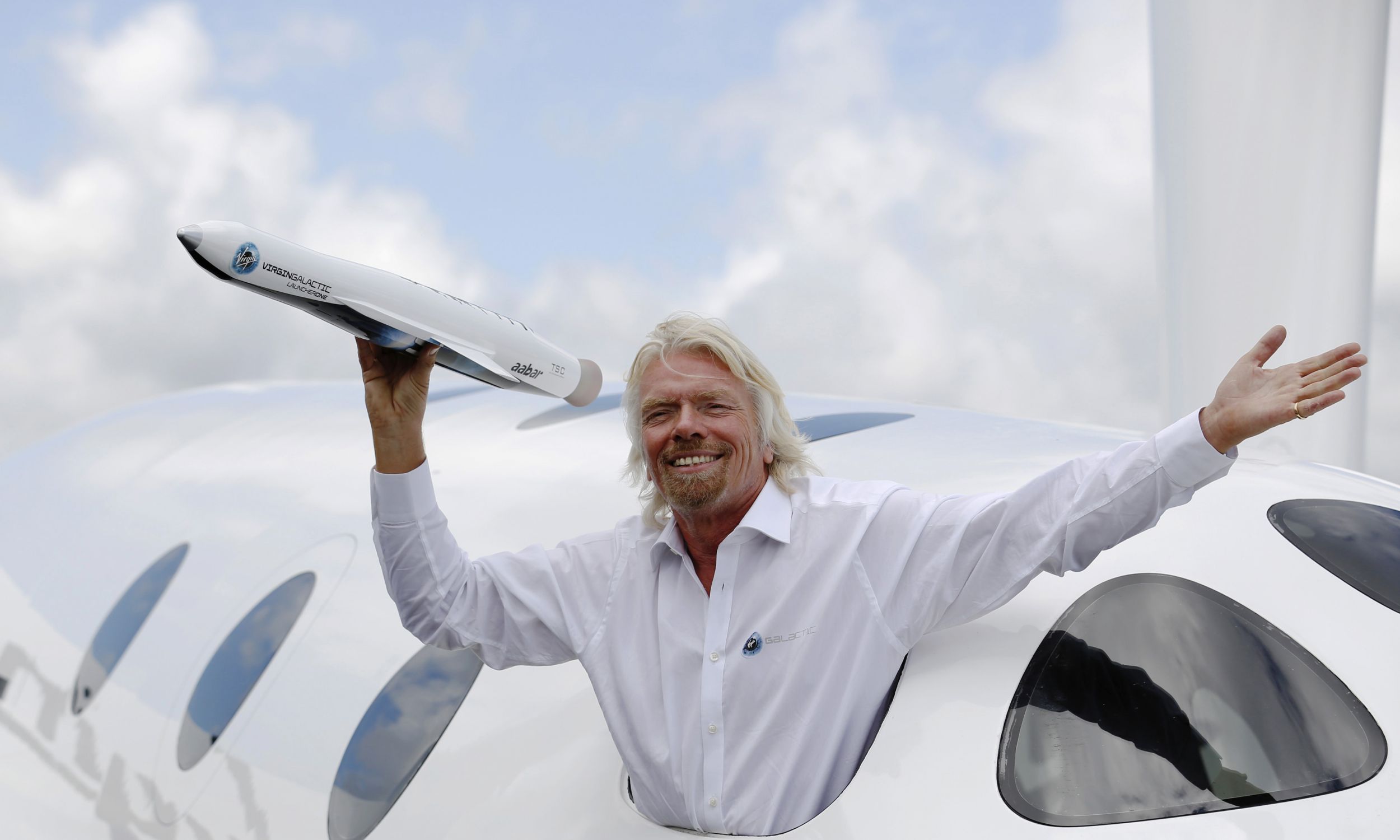 Richard Branson o podróżach w kosmos marzy nie od dziś. W 2012 roku na air show w Farnborough w południowej Anglii osobiście prezentował jeden z modeli swojego statku kosmicznego. Fot. Reuters//Luke MacGregor