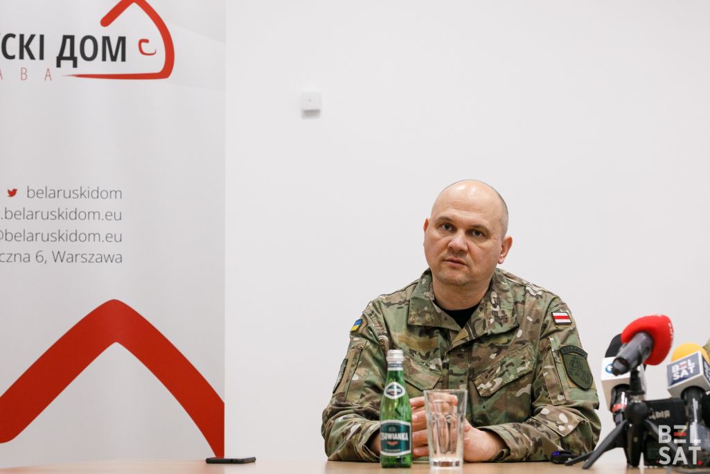 Вадзім Кабанчук, намеснік камандзіра палка Каліноўскага, адказвае на пытанне журналістаў падчас прэс-канферэнцыі ў Беларускім Доме ў Варшаве, Польшча. 2 лютага 2024 года. (Фота: Таццяна Верамеева / Белсат)