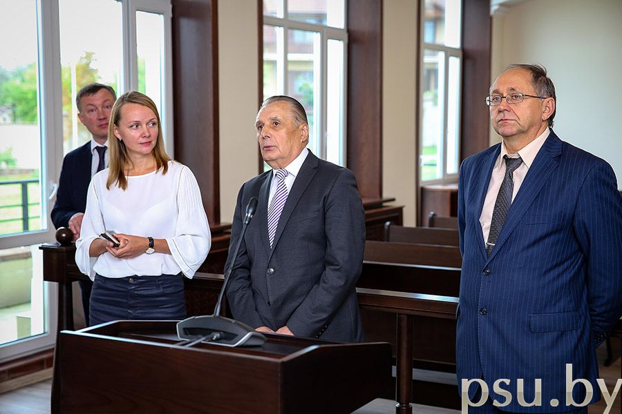 Старшыня Вярхоўнага Суда Беларусі Валянцін Сукала (пасярэдзіне). (Фота: psu.by)