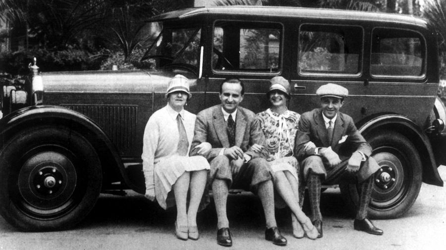Odrzucał awanse Anneliese von Bocholtz (pierwsza od lewej), więc odkryła część jego kłamstw i doniosła prasie, a potem swojemu przyjacielowi Güntherowi Rudloffowi (obok), wiceszefowi centrali Abwehry w Berlinie. Jerzy Sosnowski (pierwszy od prawej) go jednak przekupił. Benita von Falkenhayn (obok, druga od prawej) była jego pierwszą berlińską kochanką i poznawała go z przyjaciółkami z Reichswehrministerium, które też w sobie rozkochiwał, a potem zostawały jego agentkami. Fot. ullstein bild via Getty Images
