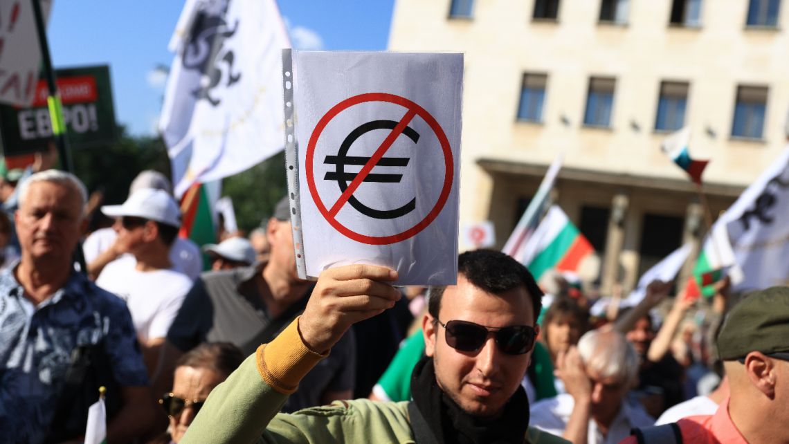 Οι διαδηλωτές ζήτησαν τη διεξαγωγή εθνικού δημοψηφίσματος για το θέμα.