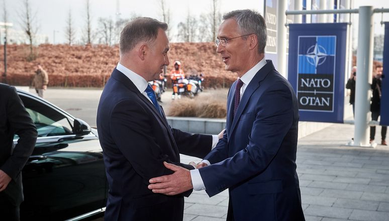 Прэзідэнт Польшчы Анджэй Дуда (злева) і Генеральны сакратар NATO Енс Стольтэнбэрг (справа) на сустрэчы ў Бруселі, Бельгія. 14 лютага 2023 года. (Фота: Nato.int)