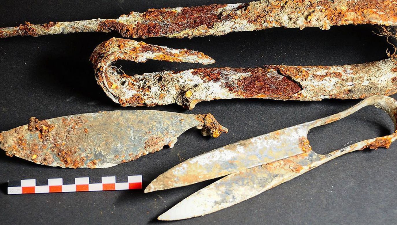 Archeolodzy znaleźli kolekcję niezwykłych artefaktów – m.in. pogięty miecz i wyjątkowo dobrze zachowane nożyczki (fot. FB/Bayerisches Landesamt für Denkmalpflege)