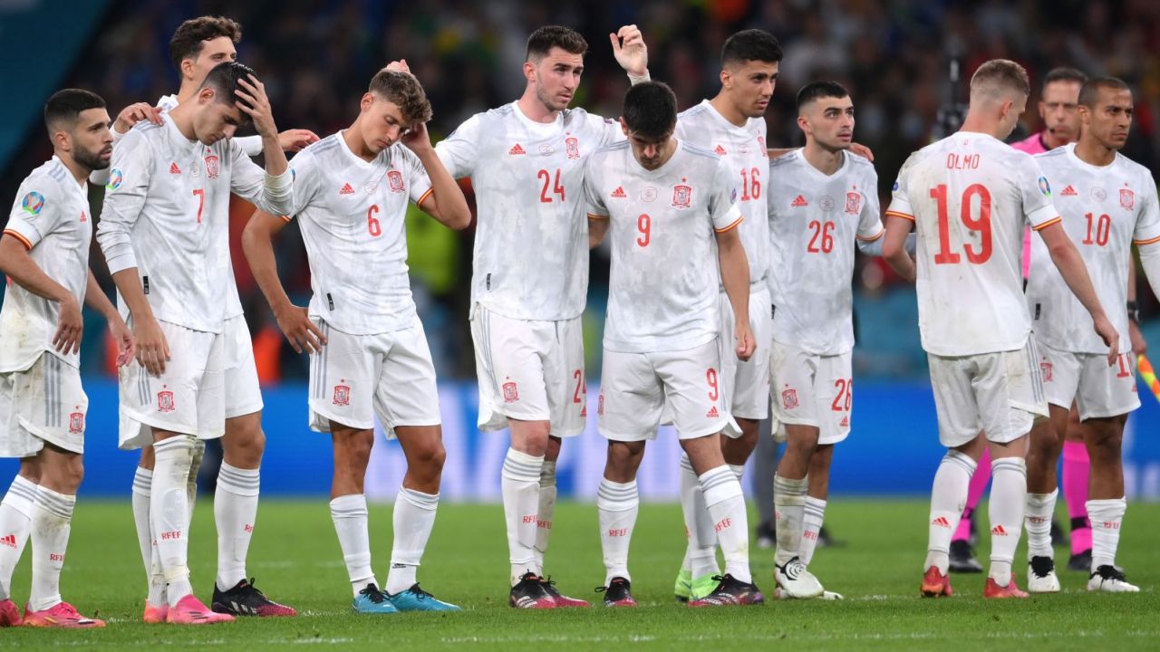 Piłkarze reprezentacji Hiszpanii podczas serii rzutów karnych w półfinale Euro 2020 z Włochami (fot. Getty Images)