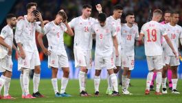 Piłkarze reprezentacji Hiszpanii podczas serii rzutów karnych w półfinale Euro 2020 z Włochami (fot. Getty Images)