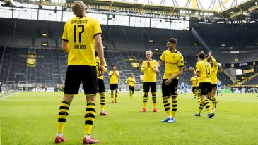 Erling Braut Haaland cieszy się z gola w meczu Borussia Dortmund - Schalke 04 Gelsenkirchen (Fot. Getty)
