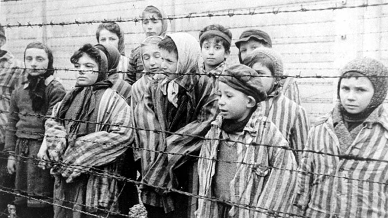 Klatka z filmu „Wyzwolenie Auschwitz” (fot. wikipeidia.org)
