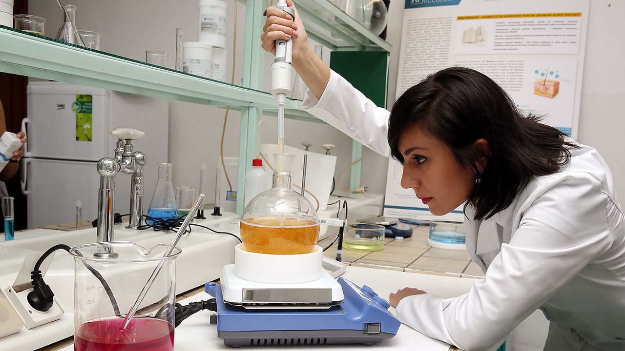 Dr Izabela Anna Zawisza z laboratorium firmy KF Niccolum (fot. arch. PAP/Tomasz Gzell) Dr Izabela Anna Zawisza z laboratorium firmy KF Niccolum (fot. arch. PAP/Tomasz Gzell)