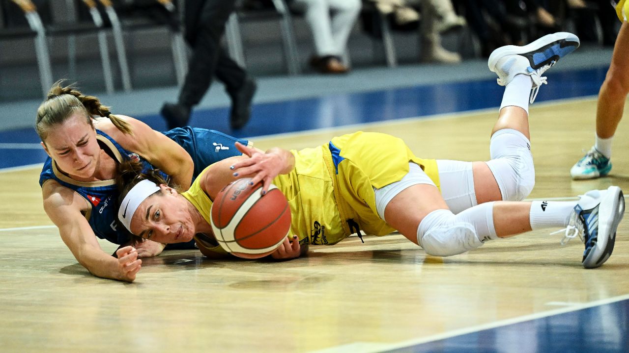 Koszykarka VBW Arki Gdynia Marissa Kastanek (przód) i Elea Jacquot (tył) z BCF Elfic Fryburg podczas meczu grupy L Pucharu Europy (fot. PAP/Adam Warżawa)