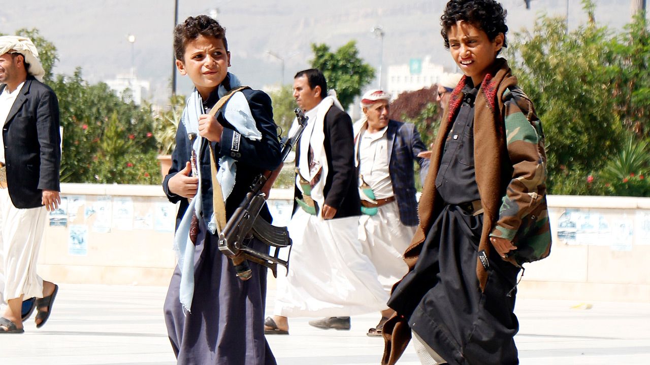 Nieletnie ofiary wojny w Jemenie (fot. Mohammed Hamoud/Getty Images)