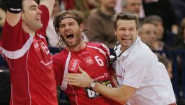 Trener Bogdan Wenta (P) oraz Bartosz Jurecki i Grzegorz Tkaczyk (fot. Getty Images) Selekcjoner Bogdan Wenta i reprezentanci Polski: Bartosz Jurecki i Grzegorz Tkaczyk (fot. Getty)