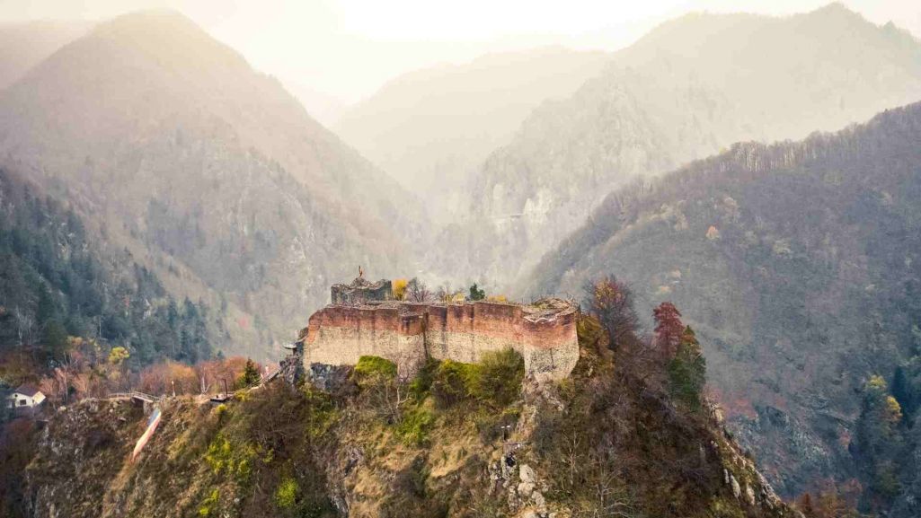 Ruiny zamku Poenari w Rumunii, w okręgu Ardżesz, na tle gór. Fot. In Green/ Shutterstock