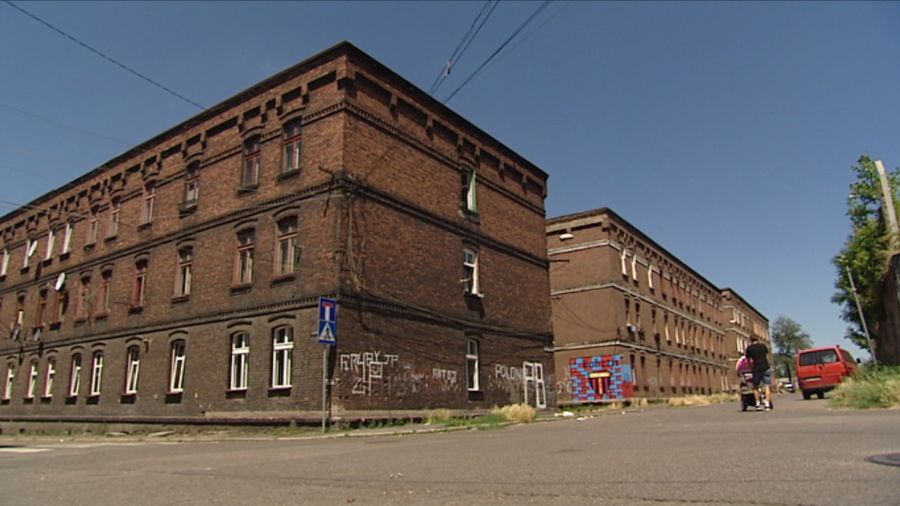 W bytomskiej dzielnicy Bobrek kamienice potrzebują remontu. Fot. TVP3 Katowice