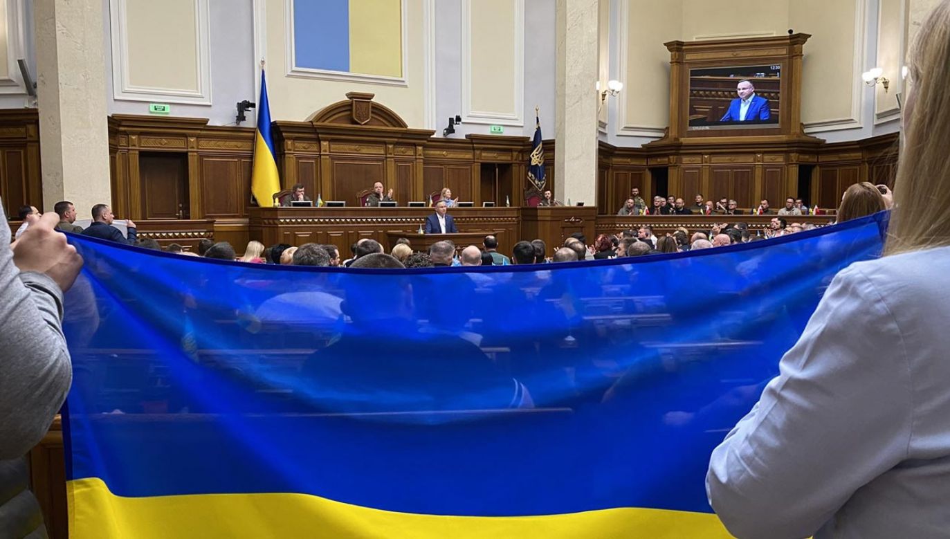Prezydent Andrzej Duda witany w ukraińskim parlamencie (fot. Twitter/Roman Hryshchuk)