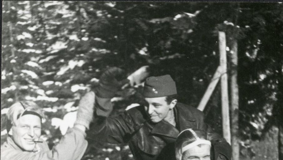 Czart z Gromem i Anoda ze Świstem w czasie zawodów - Zjazd Koleżeński "Zośki" w Zakopanem. Grudzień 1945 r (fot. AAN)