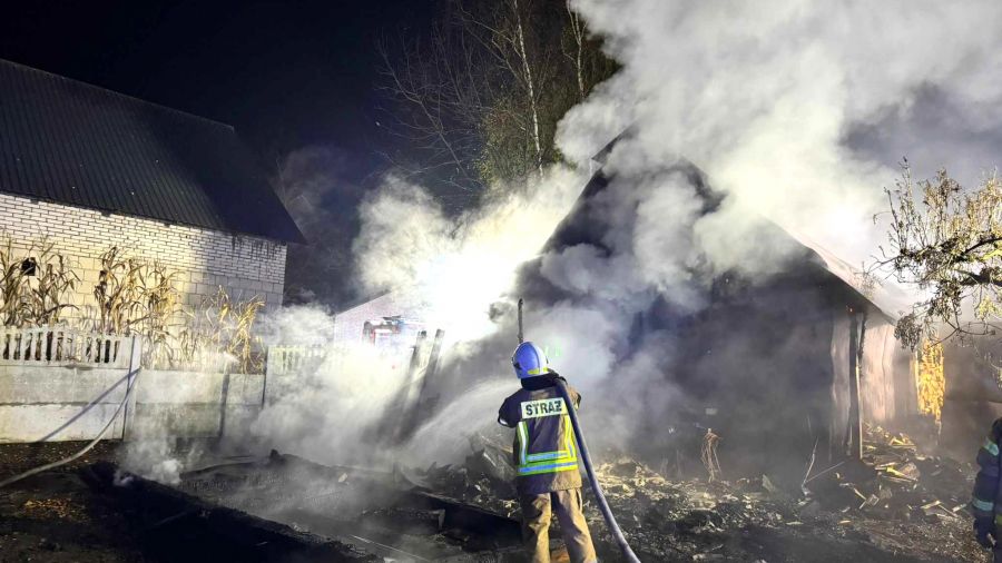 Groźny pożar w gminie Michałów. Spłonął ciągnik rolniczy (Fot. PSP Pińczów)