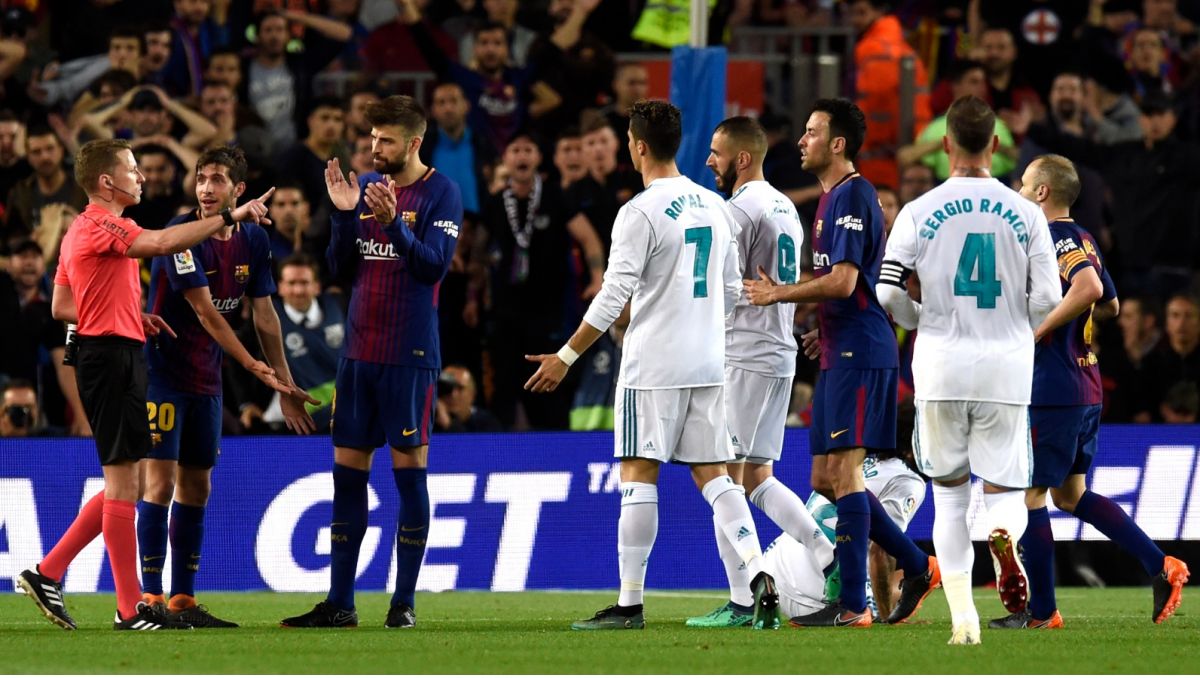 Doświadczenie w prowadzeniu meczów Barcelony z Realem Madryt sędzia Alejandro Jose Hernandez Hernandez ma duże. (zdjęcie: Getty Images)