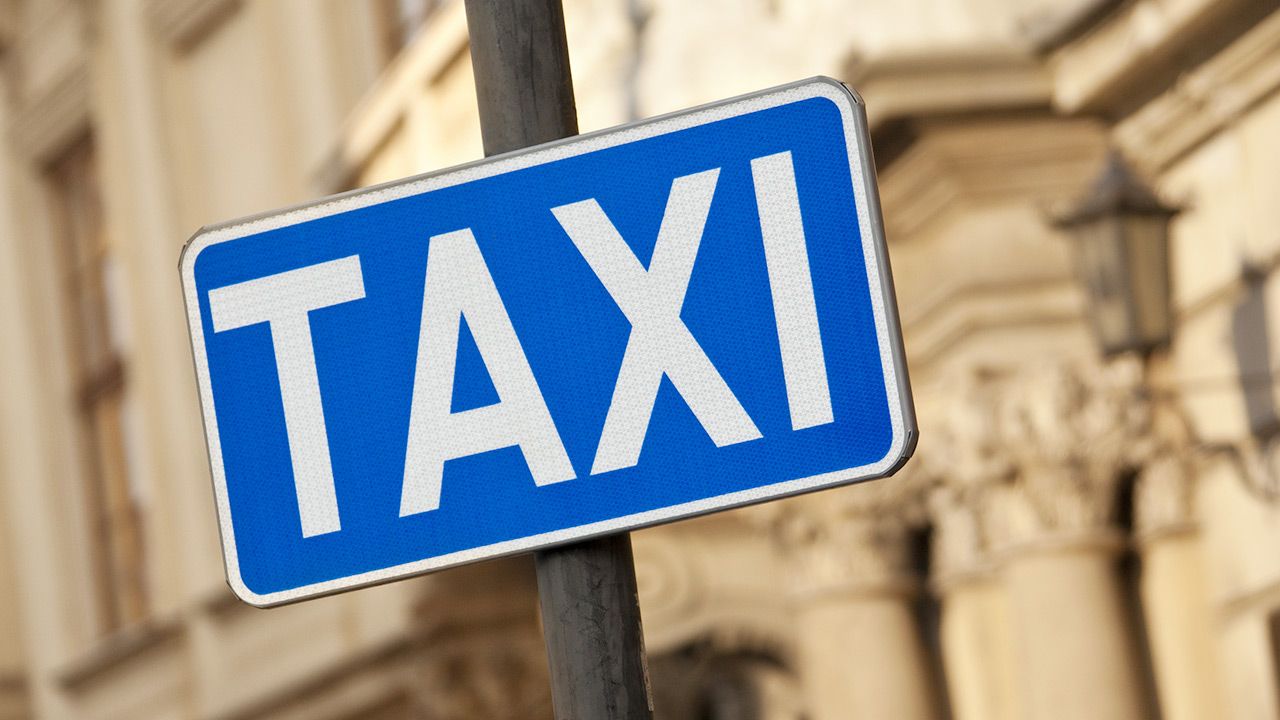 W 2020 roku po ulicach w Warszawie jeździło ponad 17 tys. taksówek (fot. Shutterstock/Steve Allen) W 2020 roku po ulicach w Warszawie jeździło ponad 17 tys. taksówek (fot. Shutterstock/Steve Allen)
