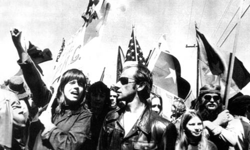 Jane Fonda jeździła do Wietnamu Północnego, aby poprzeć walkę tego państwa z własnym krajem. Na zdjęciu: aktorka 2 maja 1973 r. w San Clemente podczas demonstracji przeciw wizycie sajgońskiego prezydenta Nguyena Van Thieu. Został on prezydentem Wietnamu Południowego w 1965 roku, z wsparcieu USA. Urząd pełnił do roku 1975 – czasu wycofania się wojsk amerykańskich i upadku prezydenta Nixona na fali afery Watergate. Fot. PAP/CAF-archiwum